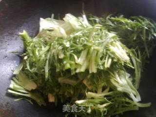 清炒苦菊的做法步骤：1