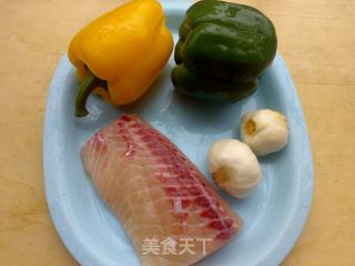 百合彩椒炒鱼丁的做法步骤：1