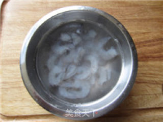 核桃炒虾仁的做法步骤：2