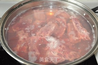 黄花菜煲排骨的做法步骤：3