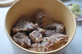 黄花菜煲排骨的做法步骤：5