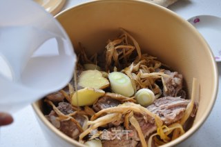 黄花菜煲排骨的做法步骤：7