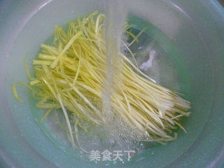 韭菜芽炒秀珍菇的做法步骤：2