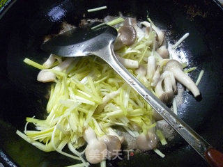 韭菜芽炒秀珍菇的做法步骤：5