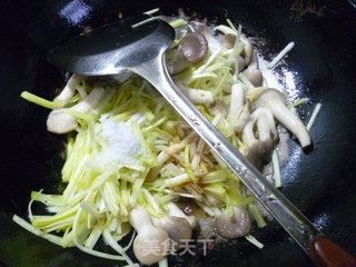 韭菜芽炒秀珍菇的做法步骤：6