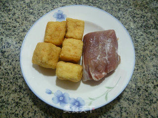 青椒油豆腐炒里脊肉的做法步骤：2