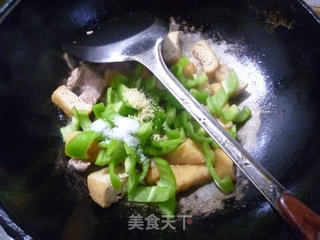 青椒油豆腐炒里脊肉的做法步骤：9