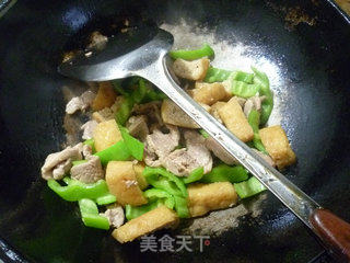 青椒油豆腐炒里脊肉的做法步骤：10