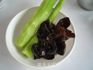 莴笋拌木耳的做法步骤：1