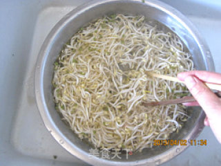 清淡的减肥小菜——韭菜炒豆芽的做法步骤：1