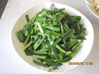 清淡的减肥小菜——韭菜炒豆芽的做法步骤：2