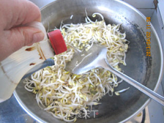 清淡的减肥小菜——韭菜炒豆芽的做法步骤：5