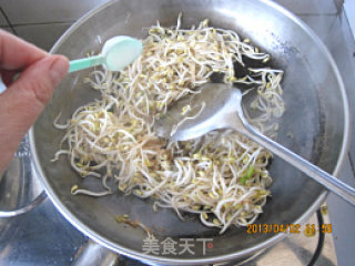 清淡的减肥小菜——韭菜炒豆芽的做法步骤：6