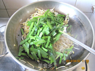 清淡的减肥小菜——韭菜炒豆芽的做法步骤：7