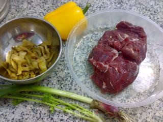 榨菜甜椒牛肉粒的做法