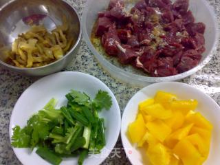 榨菜甜椒牛肉粒的做法步骤：2