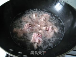 女性朋友的益气养血养生汤--【桂圆红枣小排汤】的做法步骤：2