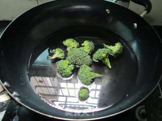 汁浇西兰花的做法步骤：2