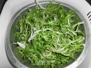 春天的盛宴——银鱼煨苦菊的做法步骤：4