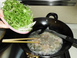 春天的盛宴——银鱼煨苦菊的做法步骤：6