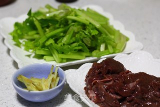 芹菜炒猪肝的做法步骤：2
