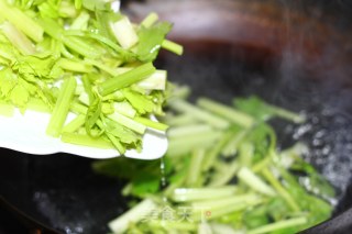 芹菜炒猪肝的做法步骤：3