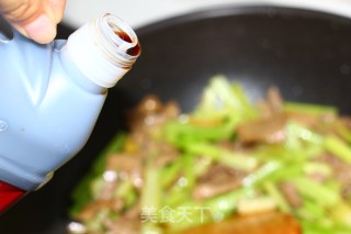 芹菜炒猪肝的做法步骤：6