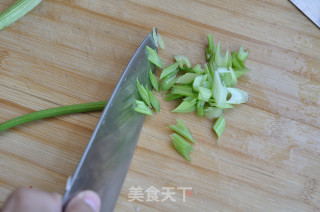 芹香藕丁的做法步骤：2