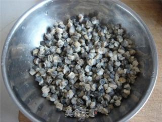 阳澄湖大闸蟹爱吃的螺蛳肉炒韭菜的做法步骤：2