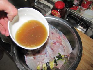 湖南做法剁椒鱼头的做法步骤：4