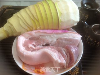 春笋五花肉的做法步骤：1