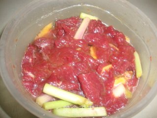 薯仔牛肉+蒜蓉腐乳炒通菜的做法步骤：3