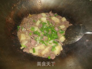 薯仔牛肉+蒜蓉腐乳炒通菜的做法步骤：5