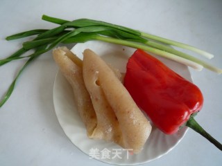 蒜苗拌肉皮的做法步骤：1