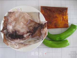 豆瓣酱炒鱿鱼的做法步骤：1