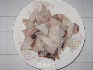 豆瓣酱炒鱿鱼的做法步骤：2