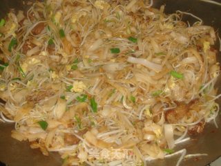 干炒豆芽河粉的做法步骤：7