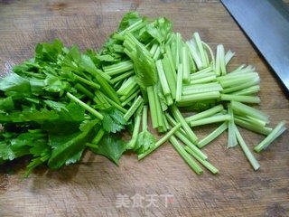 香芹牛肉肠炒黄豆芽的做法步骤：6