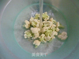 莴笋炒花菜的做法步骤：2