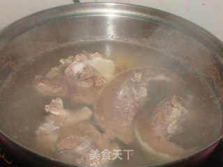 姜葱炒猪俐的做法步骤：1