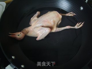 【平补老火靓汤——春天篇】土伏苓眉豆煲白鸽的做法步骤：2