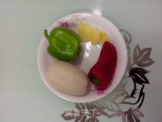 三色鸡丁的做法步骤：1