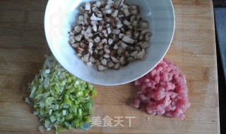 香菇肉丁酱的做法步骤：1