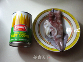 鲜鱿玉米笋的做法步骤：1