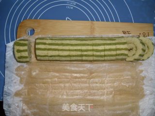 毛毛虫蛋糕卷的做法步骤：16