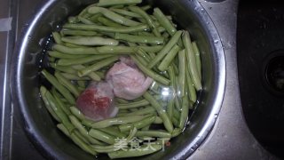 豆角炒肉的做法步骤：1