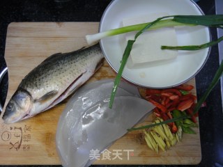 鲫鱼粉皮豆腐烩的做法步骤：1