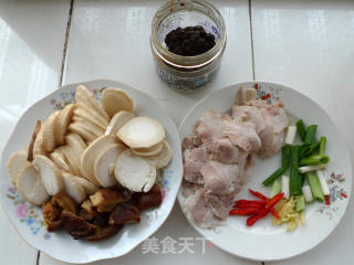 杂蔬回锅肉的做法步骤：1
