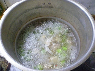 杏鲍菇蚕豆排骨汤的做法步骤：11