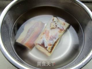 双椒炒腊肉的做法步骤：2